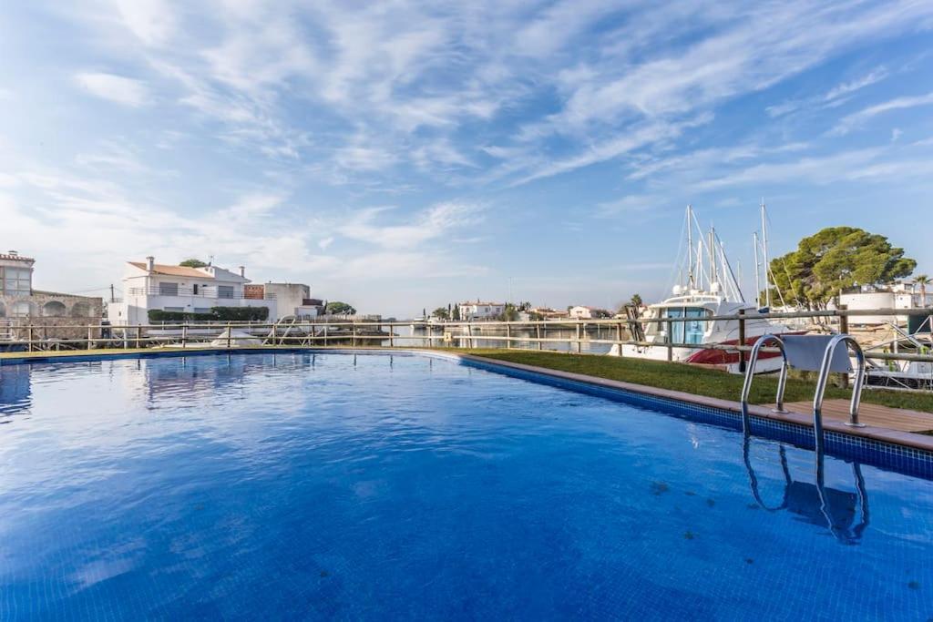 Piso De 2 Habitaciones, 3 Piscinas Y Cerca Del Mar Rosas Exterior foto