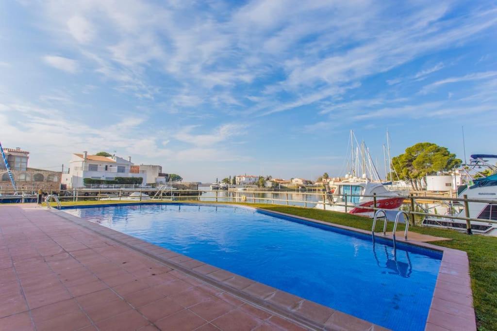 Piso De 2 Habitaciones, 3 Piscinas Y Cerca Del Mar Rosas Exterior foto