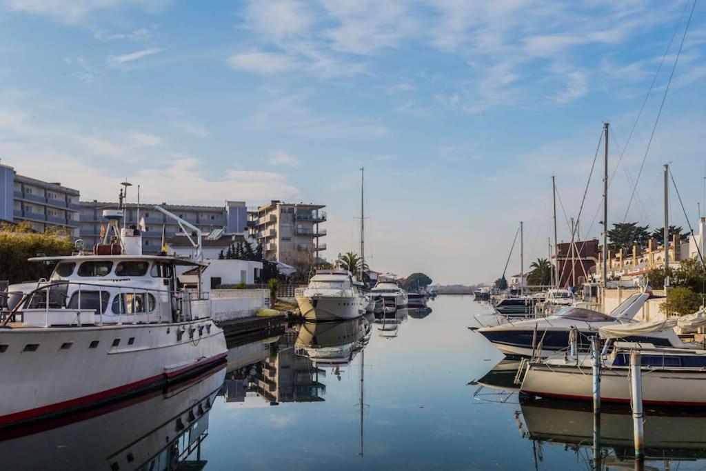 Piso De 2 Habitaciones, 3 Piscinas Y Cerca Del Mar Rosas Exterior foto